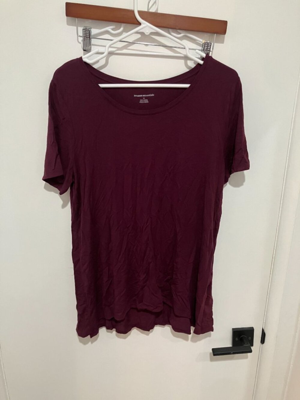Amazon Essentials Maroon Scoop Neck Short Sleeve Tee Shirt Relaxed Curved Hem M